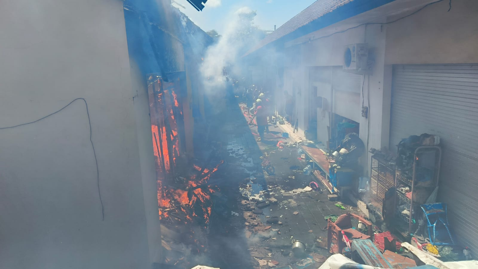 Dua Toko di Jalan Kendedes Kuta Terbakar