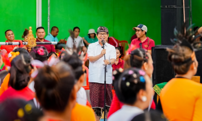 Bupati Badung I Wayan Adi Arnawa didampingi Ketua TP. PKK Nyonya Rasniathi Adi Arnawa membuka Lomba Senam Aerobik Porsenides Tibubeneng di Lapangan Bola Voli Br. Canggu Permai.