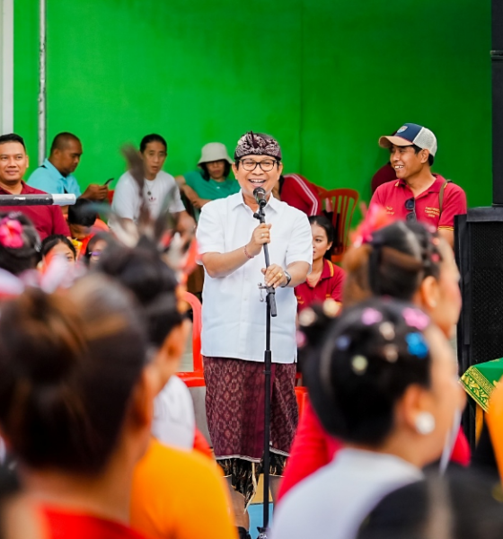 Bupati Badung I Wayan Adi Arnawa didampingi Ketua TP. PKK Nyonya Rasniathi Adi Arnawa membuka Lomba Senam Aerobik Porsenides Tibubeneng di Lapangan Bola Voli Br. Canggu Permai.
