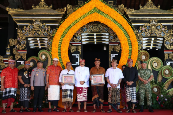 Wabup Tabanan I Made Dirga menutup Tanah Lot Art and Food Festival VII 2026 di Wantilan DTW Tanah Lot.