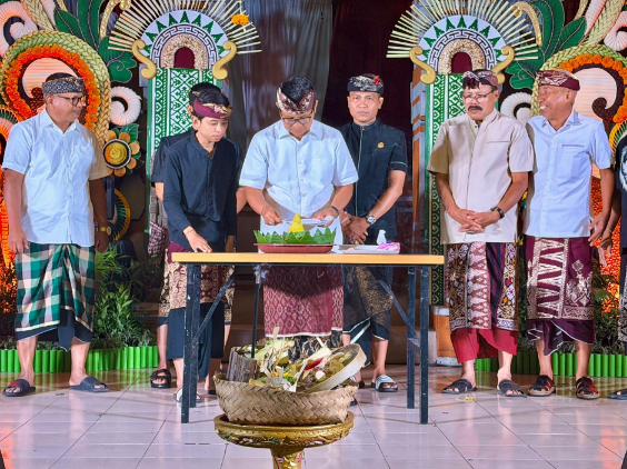 Bupati Badung I Wayan Adi Arnawa menghadiri HUT Ke-63 Sekaa Teruna Yowana Pratyaksa Banjar Bualu, Desa Adat Bualu, Kuta Selatan.