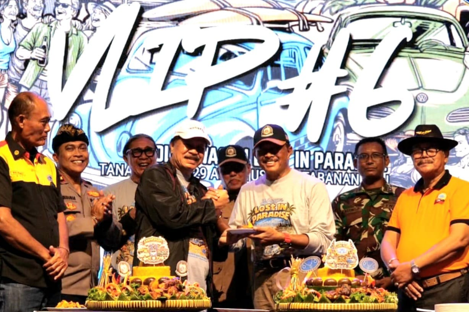 Wakil Bupati Tabanan I Made Dirga membuka perayaan HUT Ke-35 BVD dan HUT Ke-34 VIA di DTW Tanah Lot, Tabanan.
