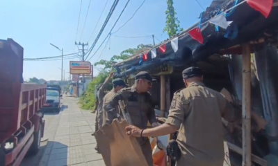 Satpol PP Bongkar Bangunan Liar di Kerobokan Kelod