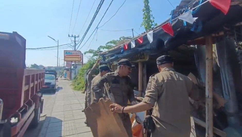 Satpol PP Bongkar Bangunan Liar di Kerobokan Kelod