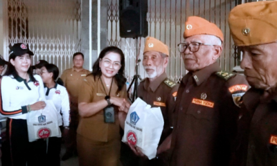 Ketua K3S Kabupaten Badung Nyonya Rasniathi Adi Arnawa menyerahkan bingkisan sembako secara simbolis kepada 113 Veteran di Desa Sobangan dan Desa Baha, Kecamatan Mengwi.