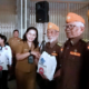 Ketua K3S Kabupaten Badung Nyonya Rasniathi Adi Arnawa menyerahkan bingkisan sembako secara simbolis kepada 113 Veteran di Desa Sobangan dan Desa Baha, Kecamatan Mengwi.