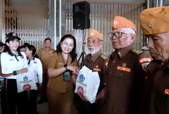 Ketua K3S Kabupaten Badung Nyonya Rasniathi Adi Arnawa menyerahkan bingkisan sembako secara simbolis kepada 113 Veteran di Desa Sobangan dan Desa Baha, Kecamatan Mengwi.