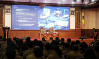 Sekda Badung Ida Bagus Surya Suamba memimpin rapat evaluasi realisasi fisik dan keuangan APBD Tahun Anggaran 2026 di Ruang Rapat Kertha Gosana, Kantor Bupati Badung.