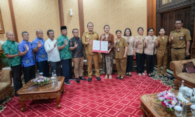 Ketua FKUB Badung Bagus Alit Sucipta dan Ketua GOW Badung Putu Yunita Oktarini menandatangani Perjanjian Kerja Sama di Ruang Pertemuan Wakil Bupati, Puspem Badung.