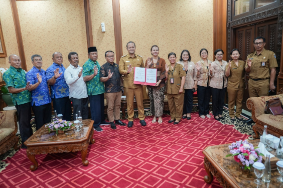 Ketua FKUB Badung Bagus Alit Sucipta dan Ketua GOW Badung Putu Yunita Oktarini menandatangani Perjanjian Kerja Sama di Ruang Pertemuan Wakil Bupati, Puspem Badung.