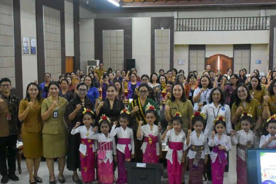 Bunda PAUD Kota Denpasar Ny. Sagung Antari Jaya Negara bersama Ketua Pokja Bunda PAUD Kota Denpasar Ny. Ayu Kristi Arya Wibawa menghadiri Sosialisasi Kebijakan PAUD Holistik Integratif di BPMP Provinsi Bali.