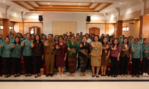 Ketua TP PKK Kota Denpasar Ny. Antari Jaya Negara didampingi Ketua GOW Kota Denpasar Ny. Ayu Kristi Arya Wibawa membuka Sosialisasi Percepatan Penurunan Angka Stunting di Gedung Santi Graha Kota Denpasar.