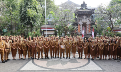 Walikota Denpasar I Gusti Ngurah Jaya Negara didampingi Sekda I Gusti Ngurah Eddy Mulya menyerahkan apresiasi purnatugas kepada Kadis Pertanian Kota Denpasar Anak Agung Gede Bayu Brahmasta pada Apel Disiplin Pegawai Setda Kota Denpasar.
