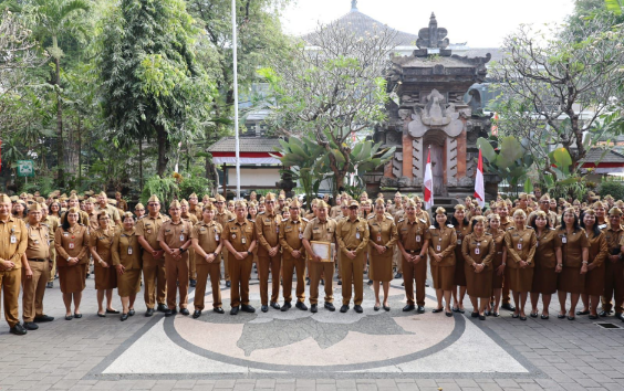 Walikota Denpasar I Gusti Ngurah Jaya Negara didampingi Sekda I Gusti Ngurah Eddy Mulya menyerahkan apresiasi purnatugas kepada Kadis Pertanian Kota Denpasar Anak Agung Gede Bayu Brahmasta pada Apel Disiplin Pegawai Setda Kota Denpasar.