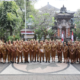 Walikota Denpasar I Gusti Ngurah Jaya Negara didampingi Sekda I Gusti Ngurah Eddy Mulya menyerahkan apresiasi purnatugas kepada Kadis Pertanian Kota Denpasar Anak Agung Gede Bayu Brahmasta pada Apel Disiplin Pegawai Setda Kota Denpasar.