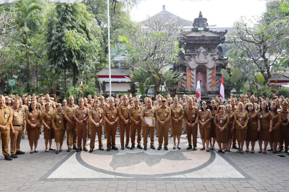 Walikota Denpasar I Gusti Ngurah Jaya Negara didampingi Sekda I Gusti Ngurah Eddy Mulya menyerahkan apresiasi purnatugas kepada Kadis Pertanian Kota Denpasar Anak Agung Gede Bayu Brahmasta pada Apel Disiplin Pegawai Setda Kota Denpasar.