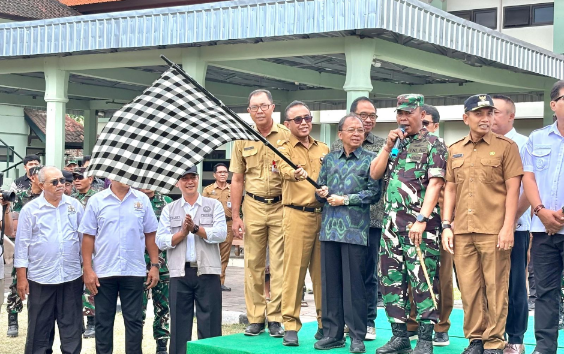 Walikota Denpasar I Gusti Ngurah Jaya Negara bersama Gubernur Bali Wayan Koster menghadiri pemberangkatan bantuan logistik korban gempa bumi Nusa Tenggara Timur di Makorem 163/Wira Satya.