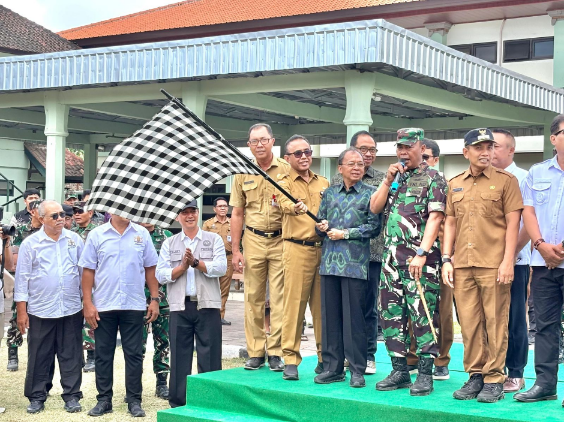 Walikota Denpasar I Gusti Ngurah Jaya Negara bersama Gubernur Bali Wayan Koster menghadiri pemberangkatan bantuan logistik korban gempa bumi Nusa Tenggara Timur di Makorem 163/Wira Satya.