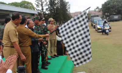 Gubernur Bali Wayan Koster melepas pemberangkatan bantuan logistik untuk masyarakat terdampak bencana alam di Nusa Tenggara Timur di Makorem 163/Wira Satya, Denpasar.
