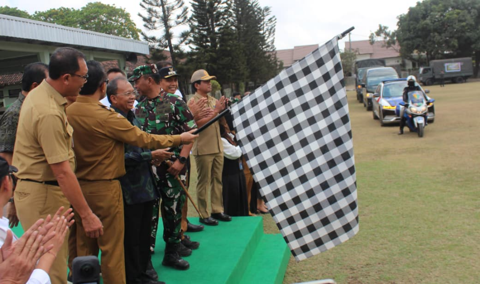 Gubernur Bali Wayan Koster melepas pemberangkatan bantuan logistik untuk masyarakat terdampak bencana alam di Nusa Tenggara Timur di Makorem 163/Wira Satya, Denpasar.