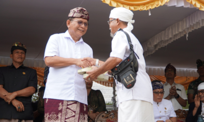 Serahkan Bantuan Ngaben Massal Buleleng