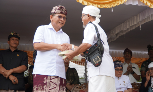 Serahkan Bantuan Ngaben Massal Buleleng