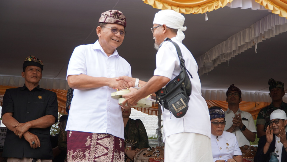 Serahkan Bantuan Ngaben Massal Buleleng