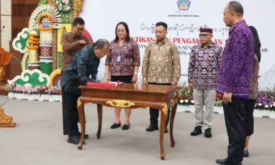 Gubernur Koster Lantik Anggota BPSK Denpasar