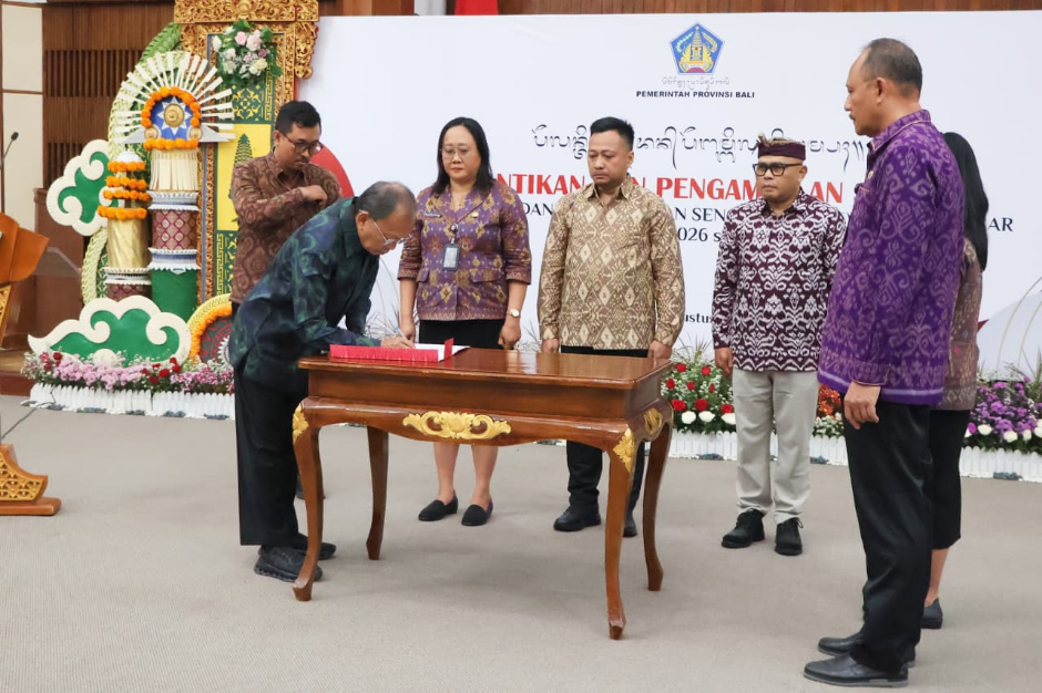 Gubernur Koster Lantik Anggota BPSK Denpasar