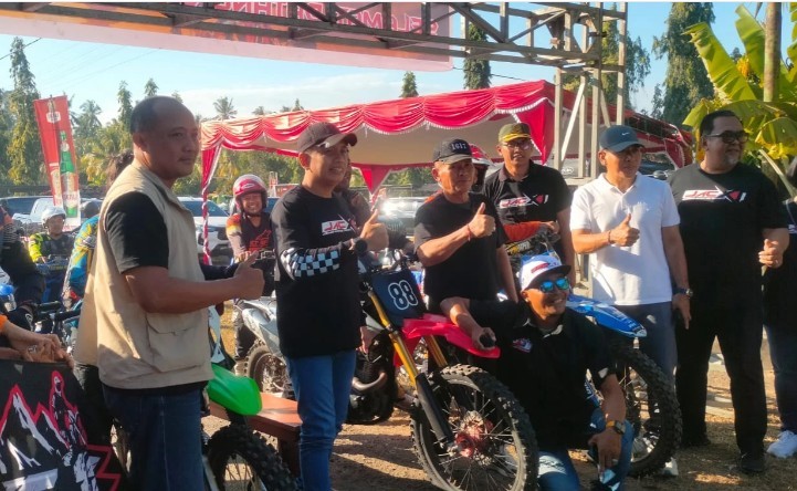 Wakil Bupati Jembrana I Gede Ngurah Patriana Krisna membuka Jembrana Adventure Community ke-11 di Lapangan Ambyarsari, Desa Wisata Blimbingsari, Kecamatan Melaya.