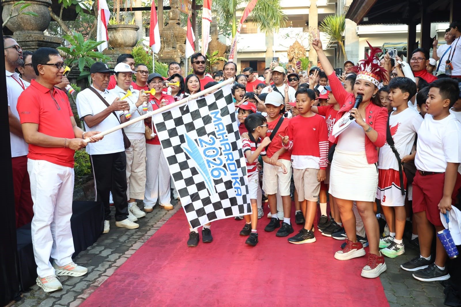 Sekda Denpasar I Gusti Ngurah Eddy Mulya melepas peserta Fun Walk Yayasan Pendidikan Karang Gede di Denpasar, Sabtu (16/8).