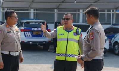 Kasubdit Wal dan PJR Korlantas Polri Kombes Pol. Ruben Verry Takaendengan memberikan arahan terkait integrasi layanan Polri 110 di jalan tol.
