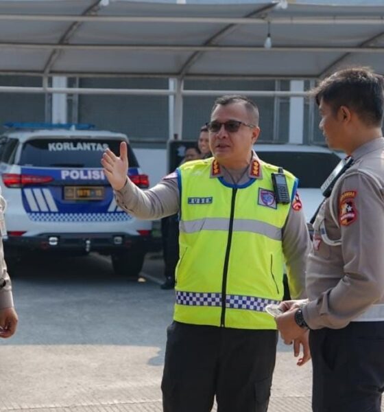 Kasubdit Wal dan PJR Korlantas Polri Kombes Pol. Ruben Verry Takaendengan memberikan arahan terkait integrasi layanan Polri 110 di jalan tol.