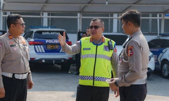 Kasubdit Wal dan PJR Korlantas Polri Kombes Pol. Ruben Verry Takaendengan memberikan arahan terkait integrasi layanan Polri 110 di jalan tol.