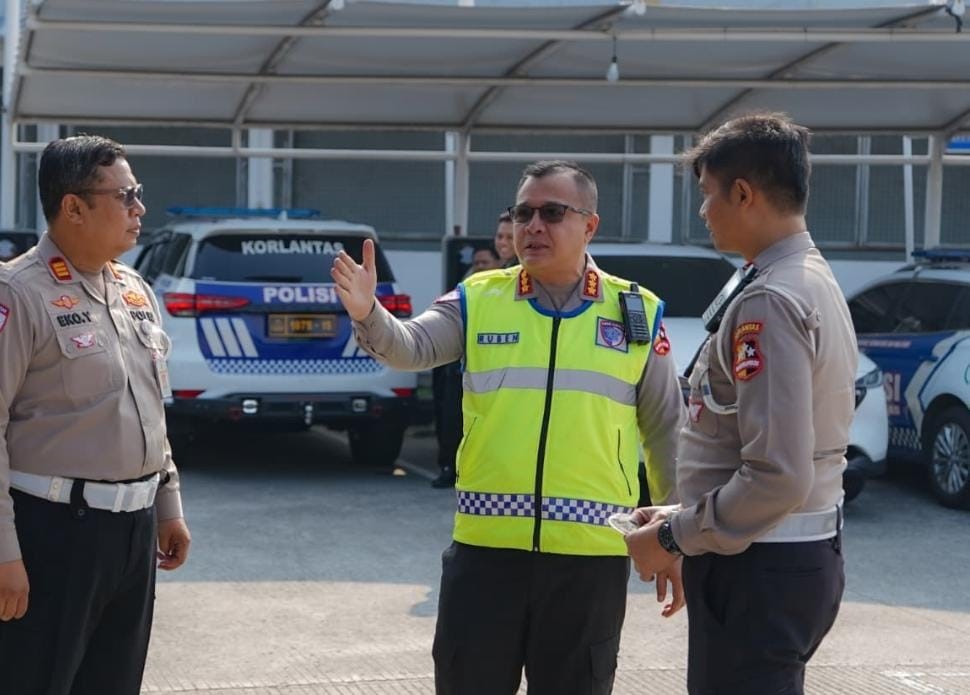 Kasubdit Wal dan PJR Korlantas Polri Kombes Pol. Ruben Verry Takaendengan memberikan arahan terkait integrasi layanan Polri 110 di jalan tol.