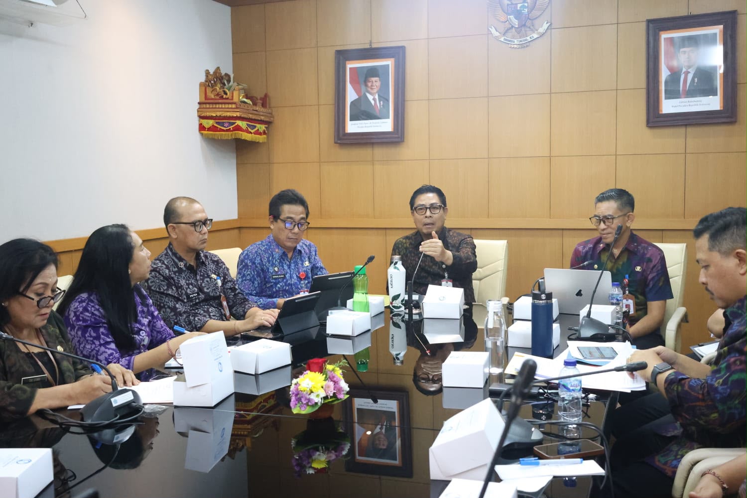 Wawali Arya Wibawa memimpin rapat teknis penanganan inflasi Kota Denpasar.