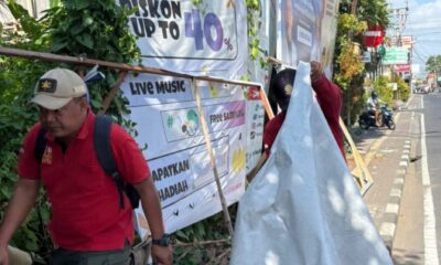 Satpol PP Denpasar menertibkan baliho dan media promosi di fasilitas umum