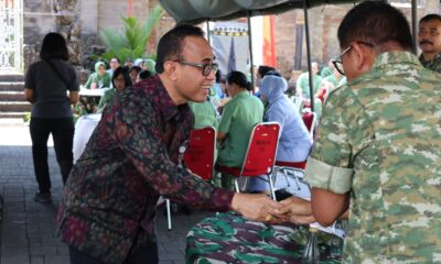 Walikota Jaya Negara menghadiri Bazar Murah HUT ke-81 TNI di Denpasar.