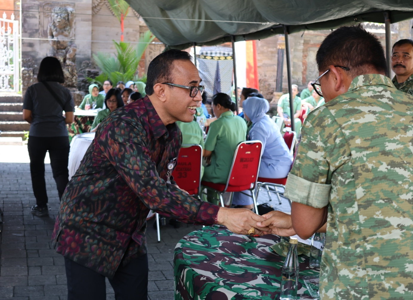 Walikota Jaya Negara menghadiri Bazar Murah HUT ke-81 TNI di Denpasar.
