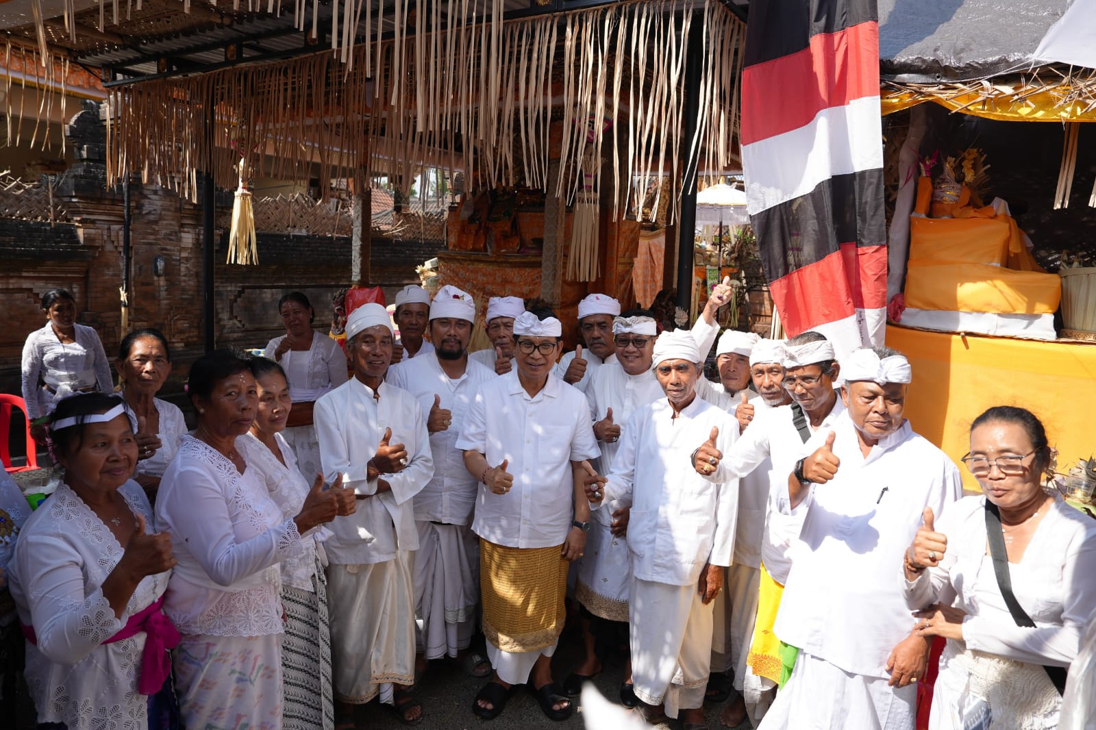 Bupati Adi Arnawa menjadi upasaksi Karya Ngenteg Linggih di Pura Dalem Lebah.