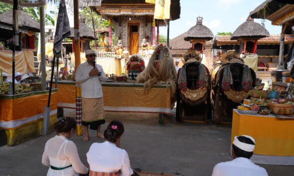 Wabup Alit Sucipta mengikuti Prosesi Ngetus Ida Batara Tapakan di Pura Dalem Korya.
