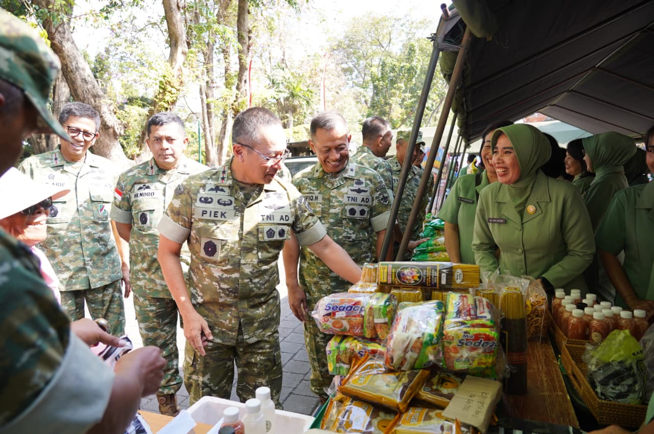 Bazar Murah Kodam IX/Udayana dalam rangka HUT ke-81 TNI di Denpasar.