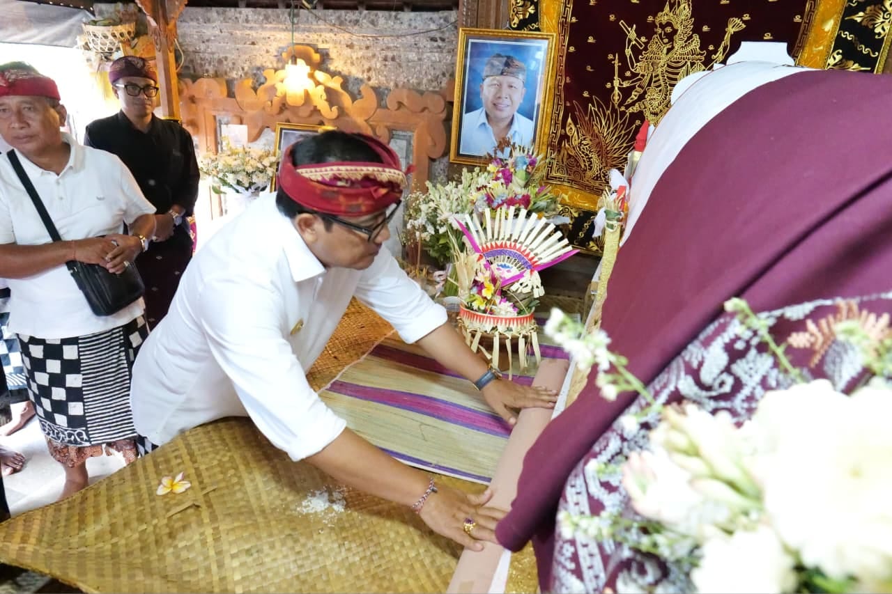 Bupati Sanjaya Melayat ke Rumah Duka Perbekel Marga