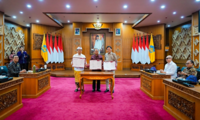 Bupati Badung I Wayan Adi Arnawa disaksikan Gubernur Bali Wayan Koster menandatangani Naskah Kesepakatan Bersama rencana pengembangan perkeretaapian trem di Ruang Kertha Sabha, Rumah Jabatan Gubernur Bali, Selasa (1/9).