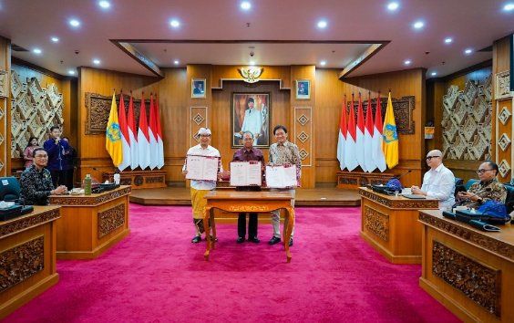 Bupati Badung I Wayan Adi Arnawa disaksikan Gubernur Bali Wayan Koster menandatangani Naskah Kesepakatan Bersama rencana pengembangan perkeretaapian trem di Ruang Kertha Sabha, Rumah Jabatan Gubernur Bali, Selasa (1/9).