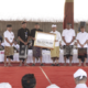 Bupati Badung I Wayan Adi Arnawa menyerahkan dana hibah saat menghadiri Karya Agung Pitra Yadnya Ngaben Massal Desa Adat Jimbaran, Selasa (1/9).