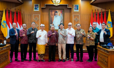 Gubernur Bali Wayan Koster dan Bupati Badung I Wayan Adi Arnawa saat penandatanganan kerja sama pengembangan perkeretaapian trem di Gedung Kertasabha, Denpasar, Selasa (1/9/2026).