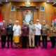 Gubernur Bali Wayan Koster dan Bupati Badung I Wayan Adi Arnawa saat penandatanganan kerja sama pengembangan perkeretaapian trem di Gedung Kertasabha, Denpasar, Selasa (1/9/2026).