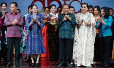 Gubernur Bali Wayan Koster menghadiri Dekranasda Bali Fashion Day "Wastra Hitakara" di Gedung Ksirarnawa, Taman Budaya Provinsi Bali, Art Center Denpasar, Senin (31/8).