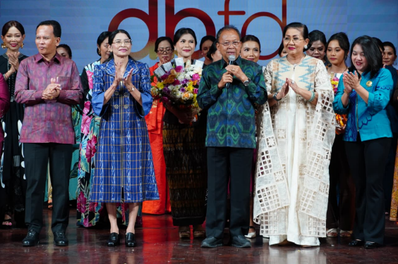 Gubernur Bali Wayan Koster menghadiri Dekranasda Bali Fashion Day "Wastra Hitakara" di Gedung Ksirarnawa, Taman Budaya Provinsi Bali, Art Center Denpasar, Senin (31/8).